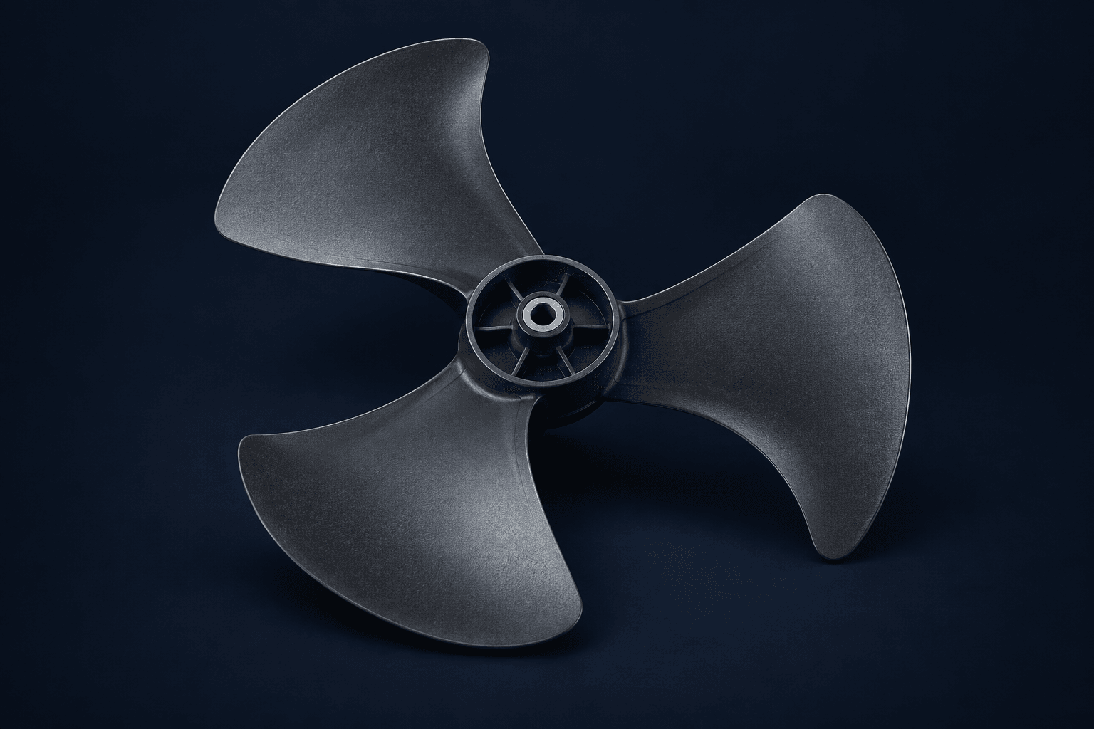 Hélice de tres palas de un ventilador exterior, ilustración de un componente de aire acondicionado para reparación en Alcalá de Henares