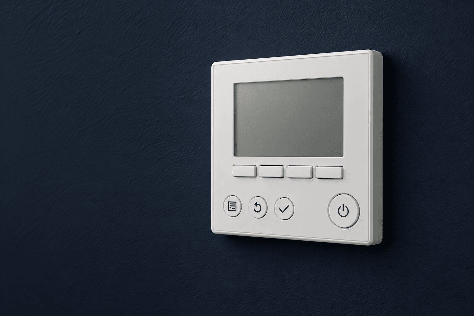 Control mural blanco de aire acondicionado con pantalla y botones, para la consulta de reparación en Canillejas