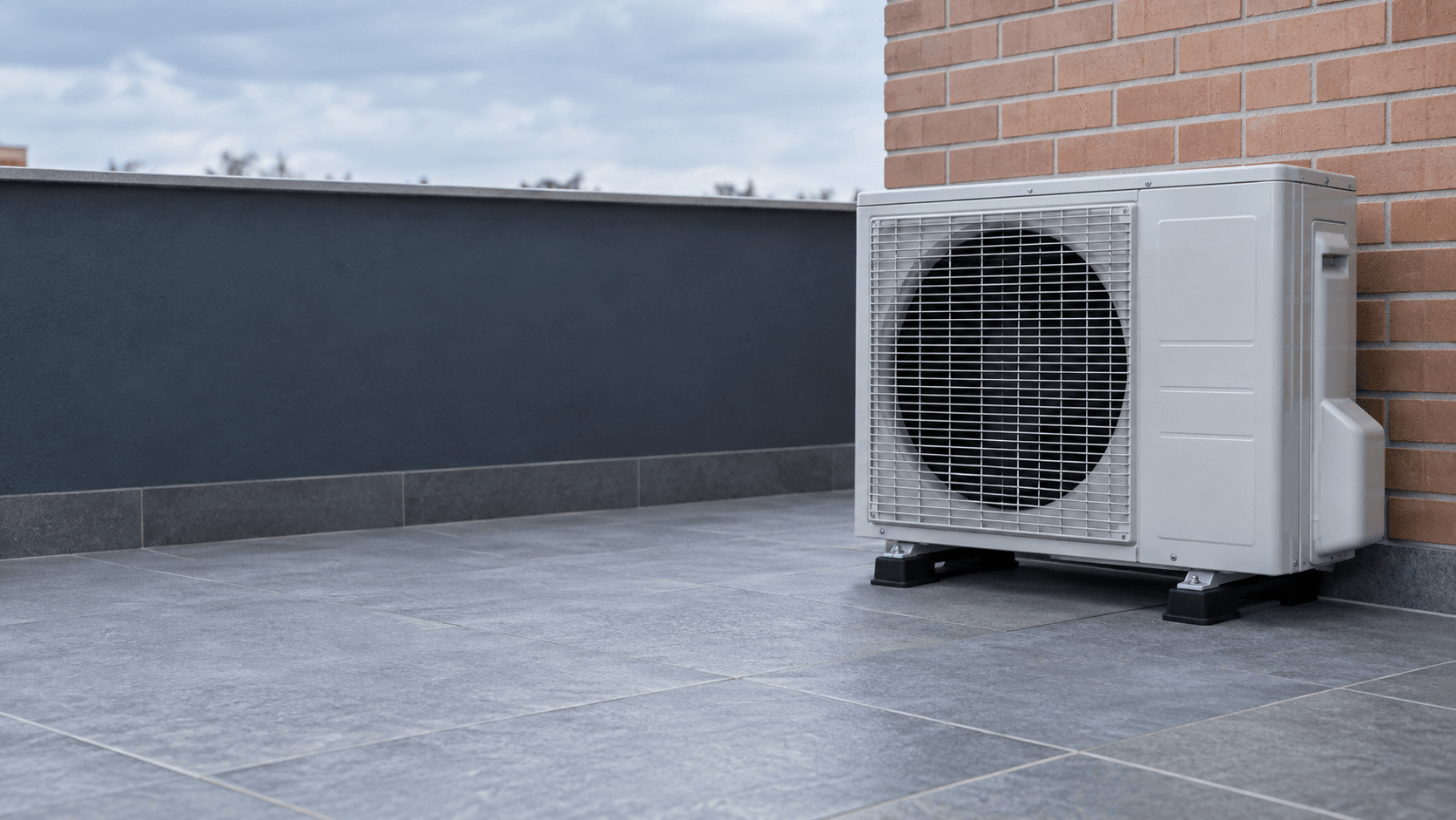 Unidad exterior Mitsubishi Electric en una terraza, ilustración de la guía de reparación de aire acondicionado en Rejas